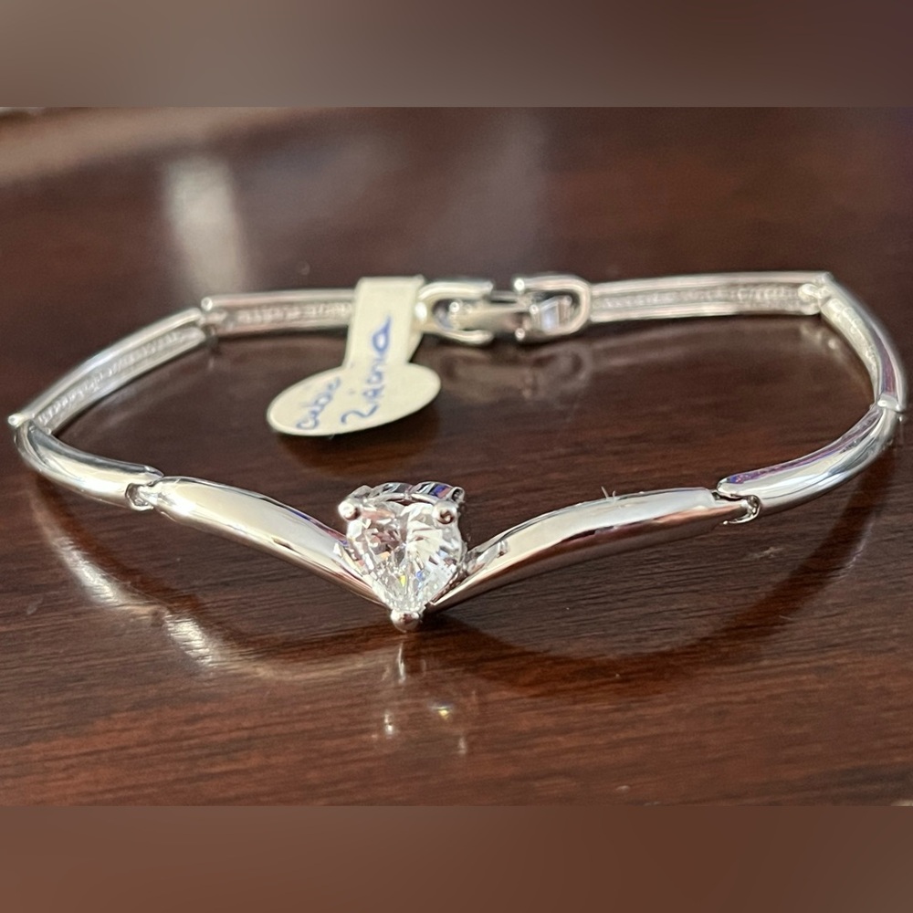 Elegant Silver Bracelet with Crystal Heart